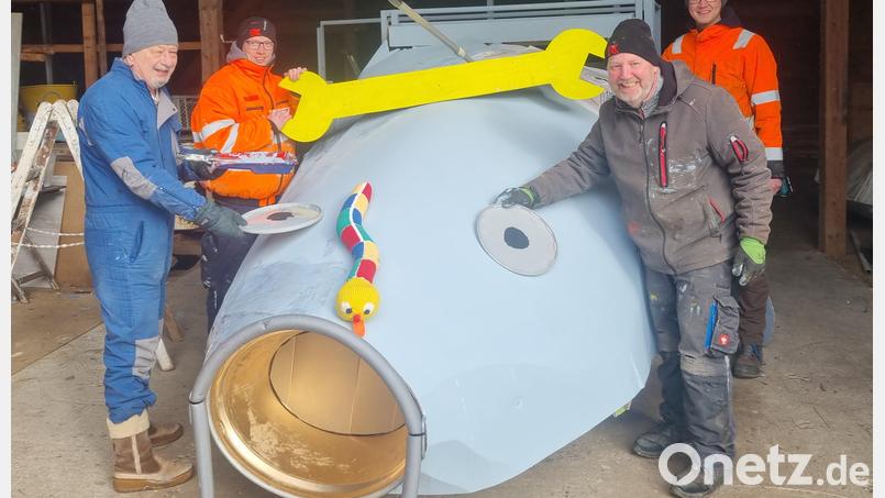 Mitglieder des Schlüsselclubs Münchenreuth sind aktuell schwer mit dem Herrichten der Faschingswagen für den großen Umzug am Faschingsdienstag beschäftigt. Von links Bernhard Eckstein, Florian Bartl, Robert Bartl und Lukas Schreyer. Bild: Alexander Hübner/exb