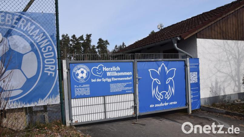 Der Gemeinderat Ebermannsdorf verlängert die Pachtdauer für die Sportplatzanlage an der Bergstraße bis zum 31. Dezember.2055. Grund ist die Beantragung von Fördermittel über den Bayerischen Landessportverband für den Bau einer neuen Bewässerungsanlage für die Sportplätze. Bild: bö