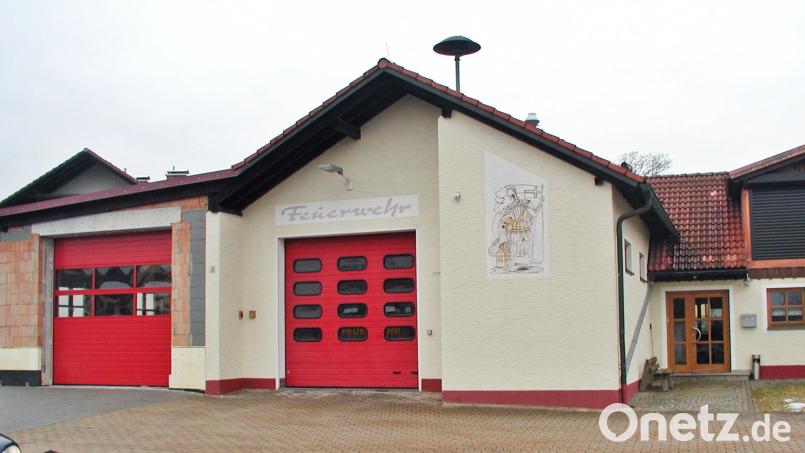Der Anbau des Feuerwehrgerätehauses (links) ist in der Endphase. Auf dem rechten Teil wurde eine Gaube aufgesetzt, um Materialien im Dachgeschoss leichter einlagern zu können. Bild: ld