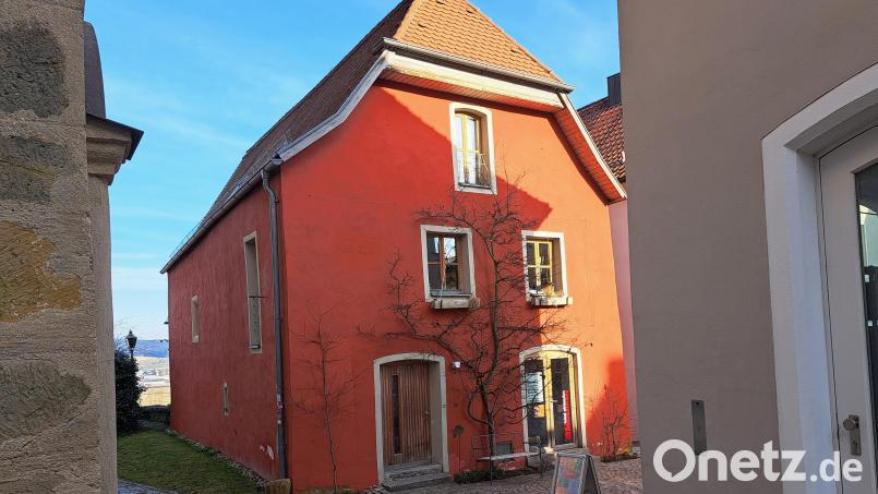 Ein Paradebeispiel für &quot;Bauen am Bestand&quot; ist das rote Haus am Oberen Markt in Nabburg. Bild: Hirsch
