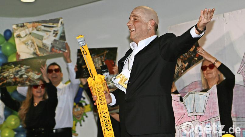 Ein Mann mit Hang zu Baustellen: Jens Ernstberger als Oberbürgermeister Oliver Weigel im Singspiel. Bild: Michael Meier