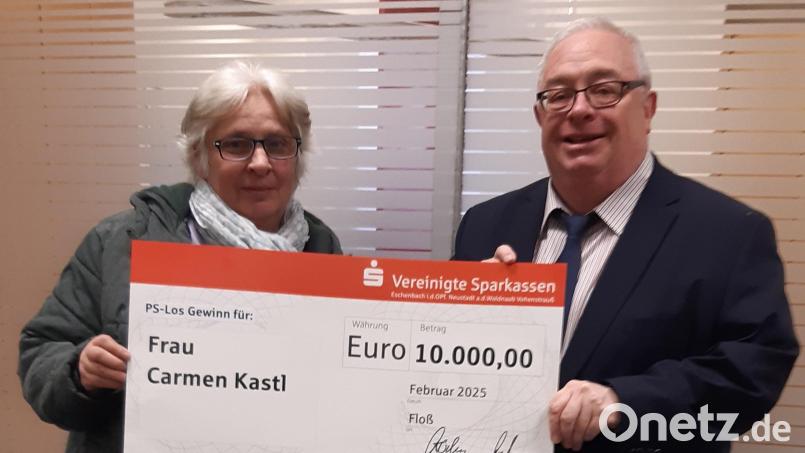 Sparkassenkundin Carmen Kastl freut sich über den symbolischen Scheck von Geschäftsstellenleiter Ulrich Höcker. Bild: Sparkasse