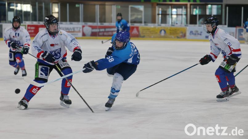 Durch die beiden Siege am Wochenende übernahmen die U17-Junioren der Young Blue Devils Weiden (im Bild Bastian Schraml im blauen Trikot) die Tabellenführung in der Bayernliga-Meisterrunde, 	Archivbild: Dieter Jäschke Archivbild: Dieter Jäschke