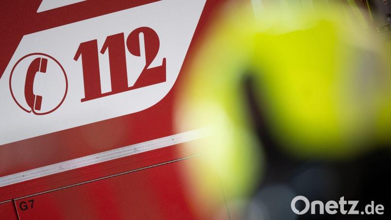 Feuerwehr löscht Wohnungsbrand in Hof. Symbolbild: Sebastian Gollnow/dpa