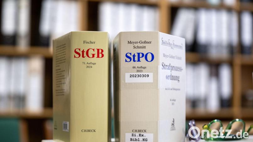 Mit einem Freispruch endete der Prozess gegen einen Motorradfahrer, der vor einer Polizeikontrolle fliehen wollte. Symbolbild: Monika Skolimowska/dpa