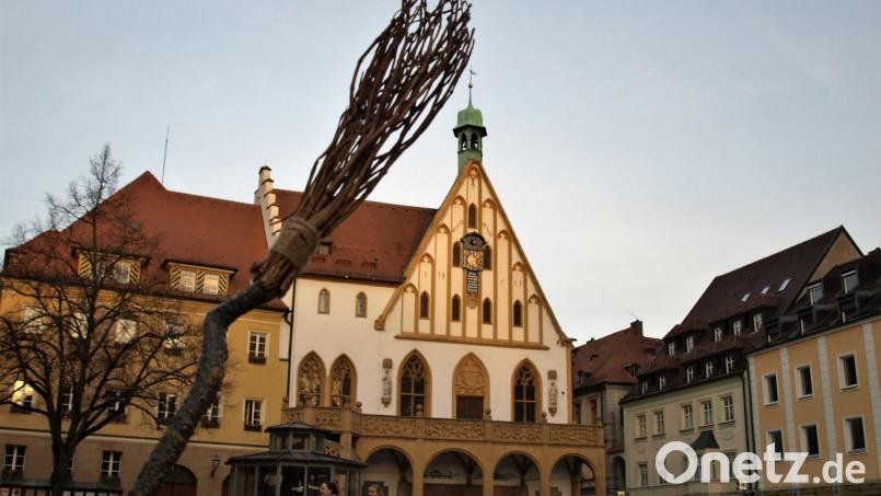 Die ersten Besen stehen für die Hexennacht am 27. Februar schon bereit. Doch wie wird eigentlich das Wetter? Unser Experte Andy Neumaier verrät es. Archivbild: sba