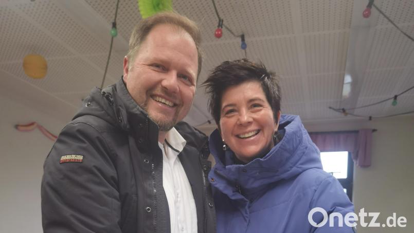 Auch Hubert Schicker hatte sich mehr ausgerechnet. Insgeheim hatter er gehofft, dass drei gewonnene Direktmandate den Freien Wählern den Weg in den Bundestag ebnen könnten. Seine Stimme gab er am Sonntagvormittag mit seiner Ehefrau Karolina im Wahllokal in Münchenreuth ab. Bild: Familie Schicker/exb
