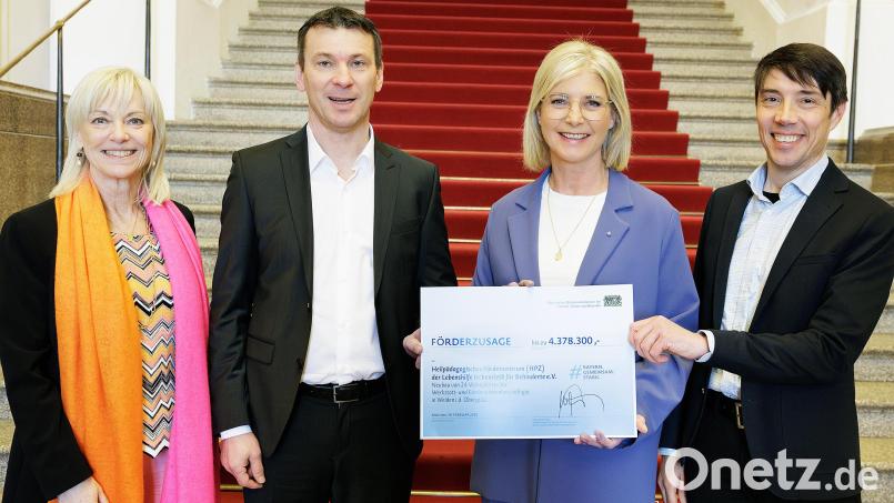 HPZ-Vorstandsvorsitzender Christian Stadler sowie Controller und Prokurist Michael Gleißner freuten sich über die Förderung des Freistaates Bayern für den Neubau eines Wohnheimes, die Staatsministerin a. D. Carolina Trautner und Sozialministerin Ulrike Scharf am Mittwoch übergaben Bild: StMAS/Nötel