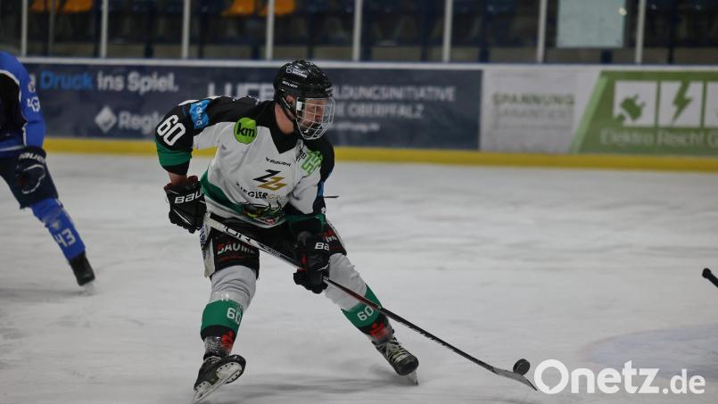 Kevin Tausend (Szene aus dem Spiel gegen die 1b des 1. EV Weiden) und der EHC Mitterteich stehen bereits im Halbfinale der Aufstiegs-Play-offs zur Eishockey-Landesliga. Bild: Dieter Jäschke