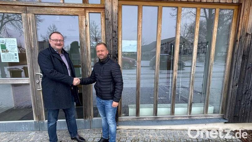 Das Gemeindezentrum in Freihung soll renoviert werden. Dafür hat Landtagsabgeordneter Bernd Heinisch von den Freien Wählern (rechts) einen Zuschuss von 390.000 Euro aus der sogenannten Fraktionsinitiative besorgt. Darüber freut sich Uwe König, der Bürgermeister von Freihung (links). Bild: Max Schönberger