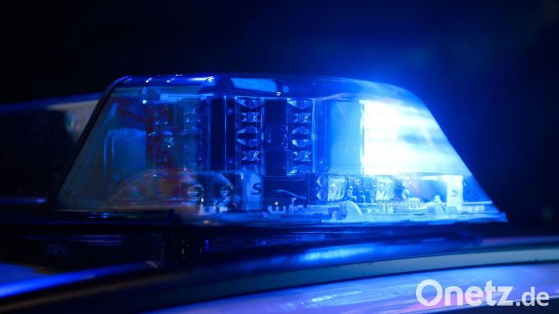 Ein 35-Jähriger klaute mutmaßlich ein Auto und leistete sich mit der Polizei bei Neustadt/ WN eine Verfolgungsfahrt. Symbolbild: Julian Stratenschulte/dpa