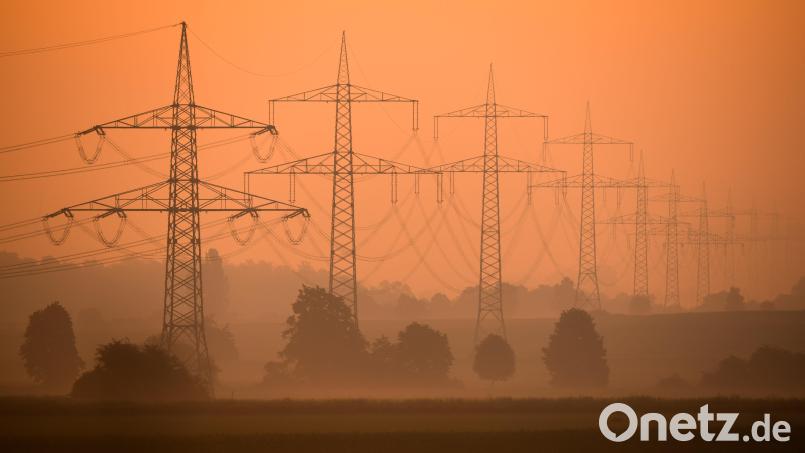 Laut einer neuen Studie führt der schleppende Netzausbau in Bayern zu unnötig hohen Strompreisen, weil der eigentlich viel billigere Strom aus erneuerbaren Energien nur unzureichend und unter großem technischen Aufwand eingespeist werden kann. Symbolbild: Julian Stratenschulte/dpa