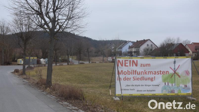 Klares Nein der Bürger in der Siedlung &quot;Am Steigacker&quot; gegen einen 30 Meter hohen Mobilfunkmasten hinten, links bei den Abfallcontainern. Bild: fz