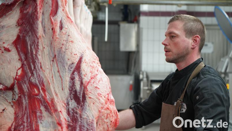 Metzger Johannes Lotter begutachtet das Fleisch eines selbst geschlachteten Rindes. Bild: Sebastian Böhm