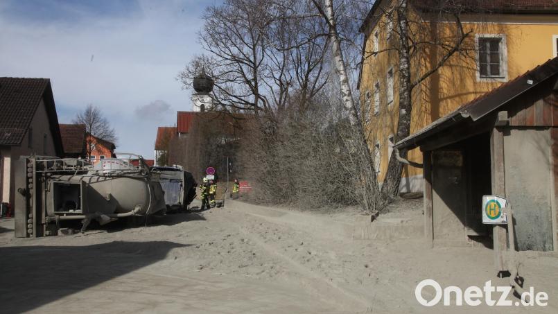 Ein mit Zement beladener Lastwagen kippte am Dienstagvormittag in Pottenstetten um. Bild: Hirsch