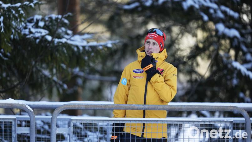 Aufmerksamer Beobachter: Bundestrainer Eric Frenzel (hier beim Weltcup in Ramsau) hat seine Jungs im Blick. Der Flossenbürger erlebt in Trondheim seine erste WM als verantwortlicher Coach. Archivbild: Matthias Schrader/dpa