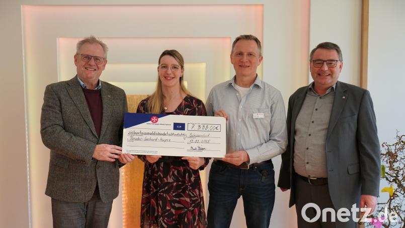 Der Erlös des Benefizkonzertes wird an das Bruder-Gerhard-Hospiz übergeben. Das Bild zeigt (von links): Oberbürgermeister und Schirmherr Andreas Feller, Hospizleitung Katharina Salbeck, Pflegedienstleiter Manfred Seitz und Regionalvorstandsmitglied Martin Steinkirchner Bild: Katrin Pollinger/exb