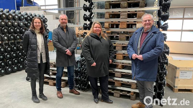 Beim Firmenbesuch (von links): Pia Hirzinger (Wirtschaftsförderung), Armin Rank (Leiter Wirtschaftsförderung), Andrea Kraus (Geschäftsführerin Schlegl GmbH) und Oberbürgermeister Andreas Feller. Bild: Andreas Hofmeister/Stadt Schwandorf/exb
