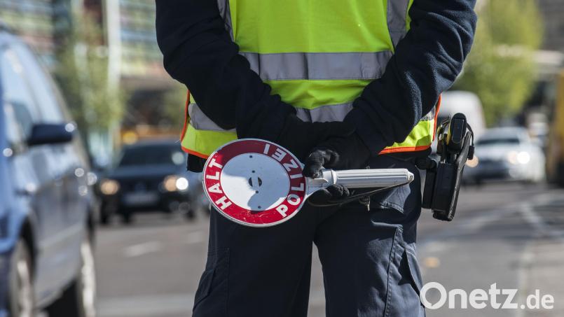 Eine Routinekontrolle an der Bundesstraße 303 bei Marktredwitz weitete sich zur Suchaktion aus. Auf der Flucht ist ein 50-Jähriger. Symbolbild: Paul Zinken/dpa