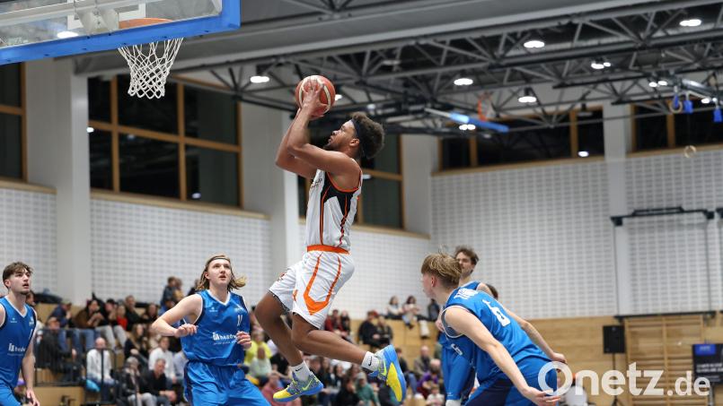 Rasheed Reams attackiert letztlich erfolgreich den Korb. Doch besonders aus der Distanz fehlt den Neustädter Regio-Basketballern in der entscheidenden Phase im Abschluss die Konstanz. Bild: Dieter Jäschke