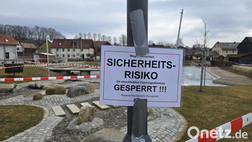 Der Dorfteich und Teile des Freizeitareals in Bad Neualbenreuth sind seit dem Wochenende abgesperrt. Bild: Alexander Fellner/exb