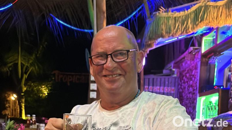 Der Neunburger Jürgen Meißner gönnt sich in seinem Hotel M&amp;M Villas Zanzibar ein Bier. Bild: Meißner