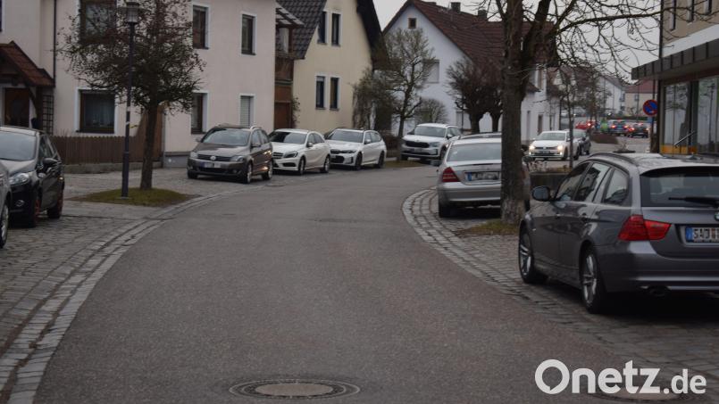 In einem Teilbereich der Amberger Straße in Schwarzenfeld ist künftig das Parken nur noch für eine Dauer zwei Stunden gestattet. Bild: bnr