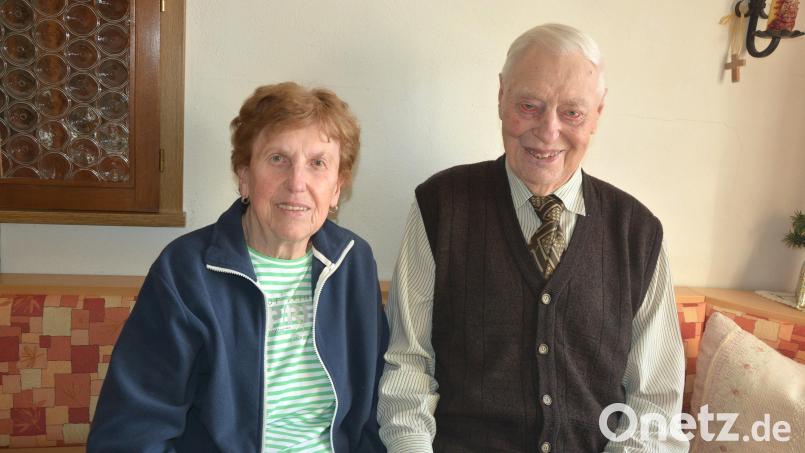 Ludwig Schnurrer feierte am Sonntag seinen 90. Geburtstag. Zu den ersten Gratulanten zählte Ehefrau Maria, mit der er seit fast 62 Jahren verheiratet ist. Der Egglasgrüner blieb seiner Heimat sein ganzes Leben lang treu. Gefeiert wurde am Sonntag mit der ganzen Familie. Bild: jr
