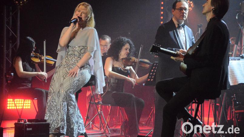 Die Sopranistin Johanna Krumin und ein exzellent aufgestelltes Orchester verzauberten die Weidener &quot;Herr der Ringe&quot;-Fans mit einem phantastischen Soundtrack. Bild: Kunz