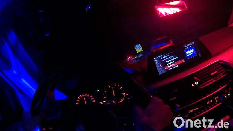 Eine Body-Cam hat die Verfolgungsfahrt der Polizisten aufgenommen. Die Aufnahme zeigt in diesem Moment eine Geschwindigkeit von rund 160 Kilometer pro Stunde an. Bild: Polizeipräsidium Oberpfalz/exb