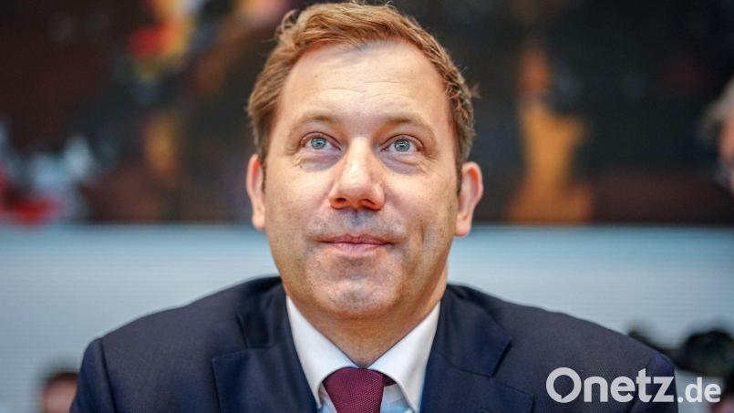 Ausnahmsweise mit Krawatte: Klingbeil in der Fraktionssitzung. Bild: Kay Nietfeld/dpa