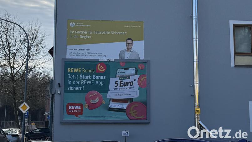 Nick Otte klagt mit seinem Anwalt vor dem Verwaltungsgericht in Regensburg. Der Grund: Das Landratsamt Neustadt/WN hat ihm für eine Plakatwand (unten) an seiner Hauswand eine Baugenehmigung erteilt, für das zweite (darüber) aber nicht. Bild: Nick Otte/exb