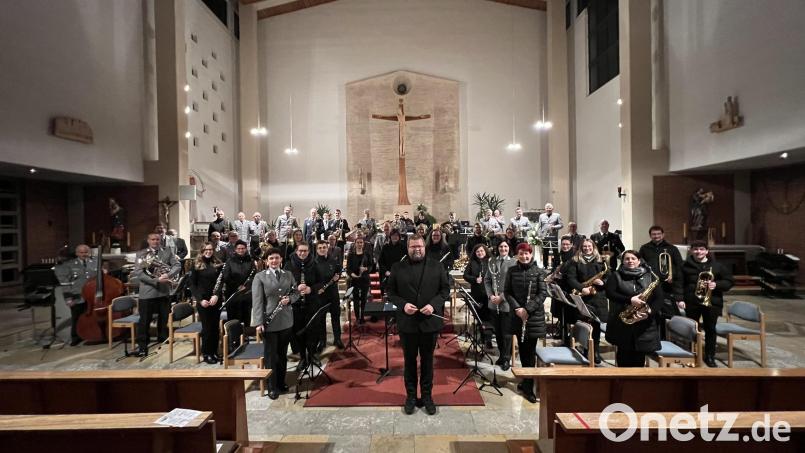 Viel Applaus gab es für die Mitglieder des Reservistenmusikzugs Oberpfalz für das Konzert in der St.-Josefs-Kirche. Bild: Josef Wiesent/exb