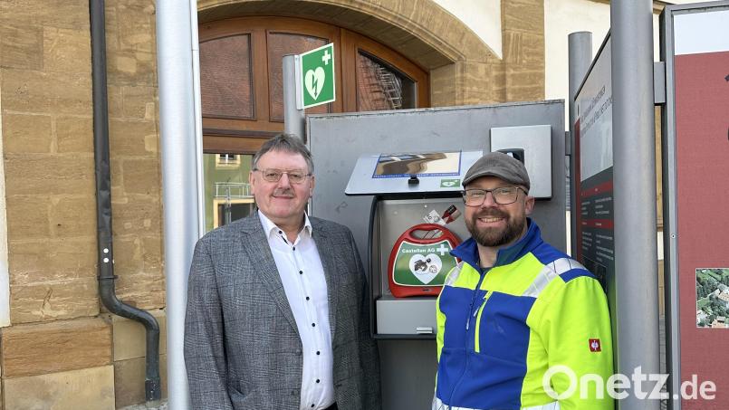 Bürgermeister Hans-Martin Schertl (links) dankt Bauhofmitarbeiter Michael Nutz für die Installation des Defibrillators beim Rathaus. Bild: Stefanie Gradl