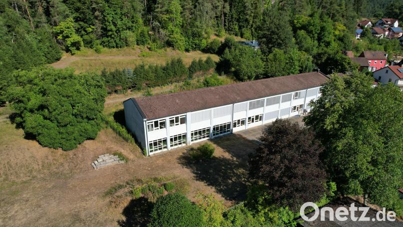 Ein Konzept für die künftige Nutzung des Schulhauses in Eschenfelden lässt weiter auf sich warten, aber zumindest werden schon mal Trennwände in den Toiletten eingebaut. Archivbild: lei