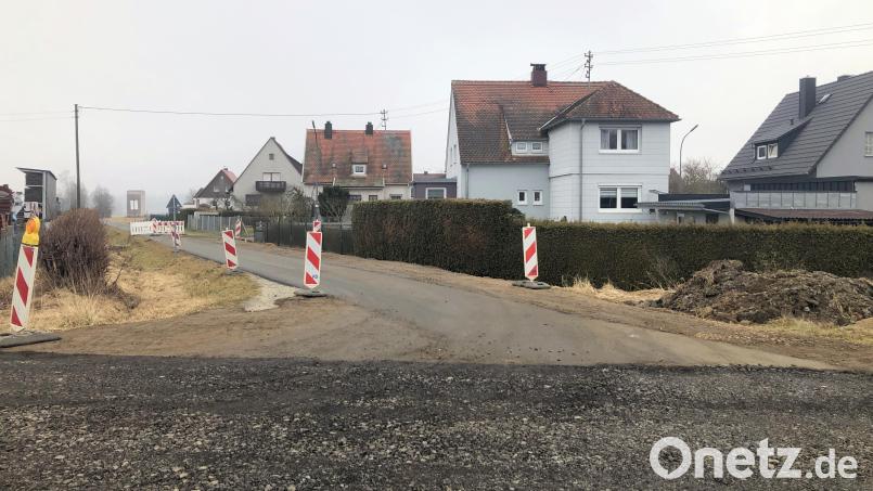 Die geänderte Verkehrsführung, um von der Mitterteicher Straße zur Sudetenstraße fahren zu können, ist zeitlich befristet und führt über den Vizinalbahnradweg. Bild: wro