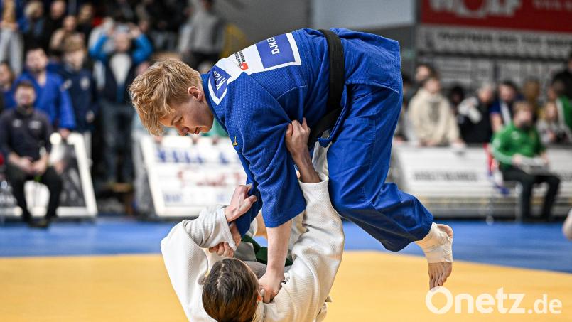 Kilian Löffler (im blau) gewann seine Kämpfe souverän vorzeitig. Bild: Jonas Löffler