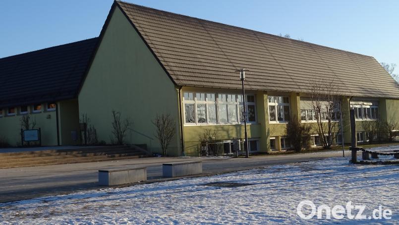Die Grundschule Dürnsricht ist in den vergangenen Jahrzehnten mehrfach umgebaut worden. Jetzt stehen erneut gravierende Maßnahmen bevor. Sie dienen vorrangig der Einrichtung einer Mensa zur Versorgung der Schüler mit Mittagessen. Bild: Houschka