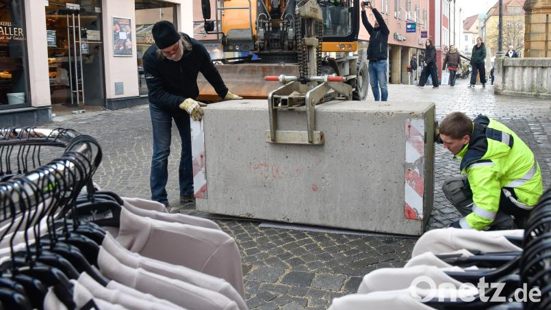 Hexennacht 2025. Um die Sicherheit der Feiernden zu gewährleisten, wurden Betonelemente bei den Zufahrtsstraßen zum Marktplatz in Amberg aufgestellt. Bild: Petra Hartl