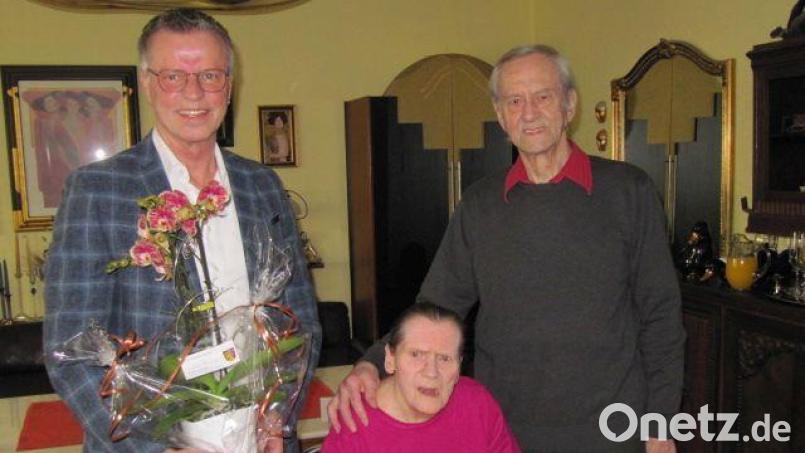 Bürgermeister Hermann Falk (links) gratuliert Ingrid und Harald Schertl zur Diamantenen Hochzeit. Bild: fg