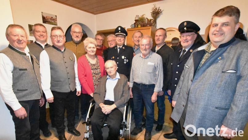 Michael Hüttner und seine Frau Gertrud freuen sich über die Glückwünsche von Bürgermeister Dieter Dehling (rechts) sowie der Vertreter vieler Vereine, in denen sich der Jubilar engagiert hat. Bild: no