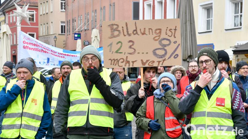 Die Warnstreiks im öffentlichen Dienst haben Amberg erreicht. Am Mittwoch fanden sich rund 200 Angestellte auf dem Marktplatz ein. Bild: Petra Hartl
