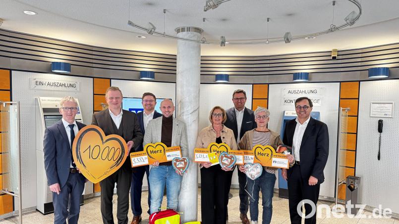 Bei der Spendenübergabe (von links): Klaus Wild (Vorstand Raiffeisenbank Hirschau), Martin Sachsenhauser (Vorstand VR-Bank Amberg-Sulzbach, Beirat des Gewinnsparvereins), Christian Homeier (geschäftsführender Vorstand VR-Gewinnsparverein Bayern), Sebastian Morcinek (Regionenkoordinator der Region der Lebensretter für Oberpfalz-Nord), Petra Waldhauser (Vorsitzende der Selbsthilfegruppe krebskranker Kinder Amberg-Sulzbach), Michael Hirmer (Vorstand der Raiffeisenbank Hirschau), Ute Schieder (Leiterin der Beratungsstelle Donum Vitae Amberg), Wolfgang Völkl (Vorstandsvorsitzender VR-Bank Regensburg-Schwandorf, Bezirkspräsident Oberpfalz). Bild: Marina Brunnhuber
