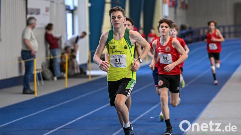 Luis Busch (Nummer 84 im roten Trikot). beim 1000-Meter-Lauf. Der junge Stiftländer wurde bayerischer Mehrkampfmeister der M14 in der Halle. Bild: Jonas Löffler