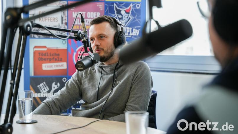 Zusammen mit dem Stadionsprecher der Blue Devils, Stefan Nörl und Christian Kaminsky sprechen Tom Webel und Max Schlötter in der neuen Folge &quot;Powerplay&quot; über die Reise der Devils in den (Pre)-Play-offs. Bild: Marco Meier
