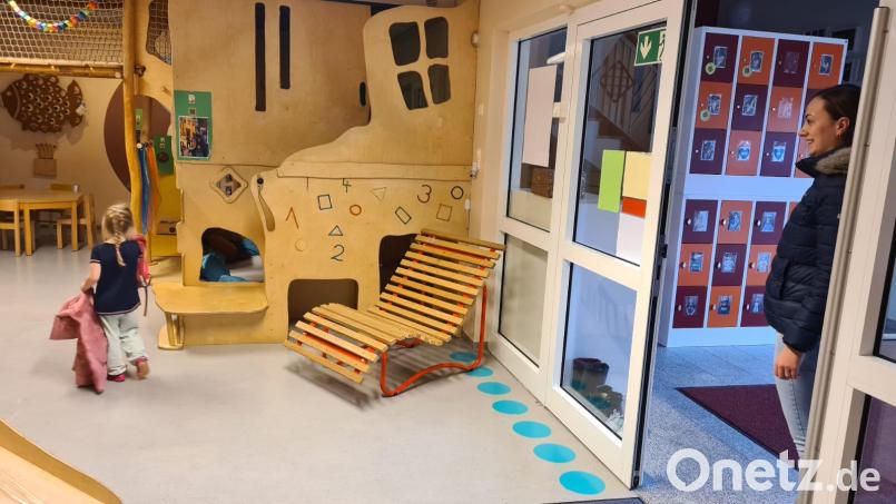 Die Kindertagesstätte St. Vitus in Schnaittenbach hat eine Regelung aus der Corona-Zeit beibehalten: Die Eltern verabschieden sich bereits an der Glastüre von ihren Sprösslingen. Bild: Birgit Kumeth