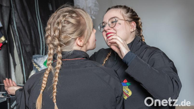 Auch Julia Schmeller (links) bekommt von Trainer-Kollegin Leonie Weiß Strass-Steine auf die Wange geklebt. Bild: Susanne Forster