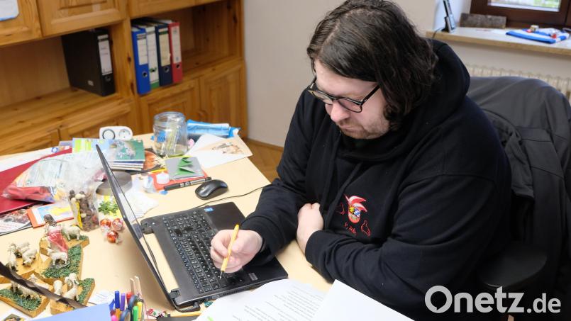 Stadtpfarrer Pater Johannes Bosco grübelt im Outfit der Faschingsgesellschaft über dem Predigttext für den Faschingssonntag. Auf die Predigt darf man gespannt sein. Bild: do