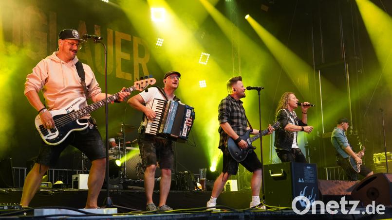 Die Troglauer (im Bild der Auftritt im Vorjahr zum 20-jährigen Bestehen in Kemnath) füllen mit ihren Konzerten mittlerweile große Hallen. Sie schätzen laut ihrem neusten Song aber auch die Atmosphäre in einem gemütlichen Stodl. Archivbild: kaz