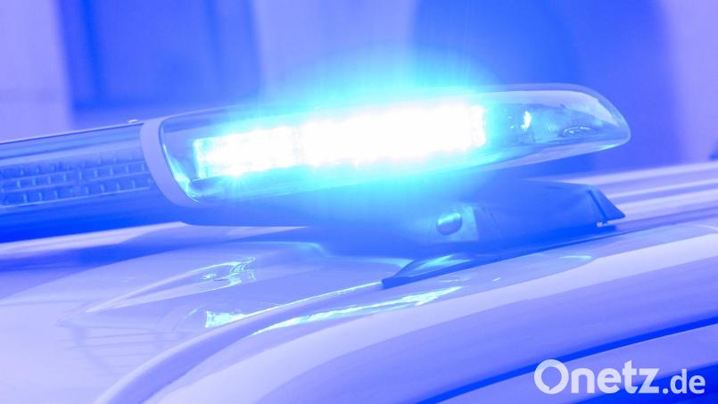 In einem abgestellten Fahrzeug entdeckten Kemnather Polizisten unter anderem gestohlene Arbeitsmaschinen. Symbolbild: Julian Stratenschulte/dpa